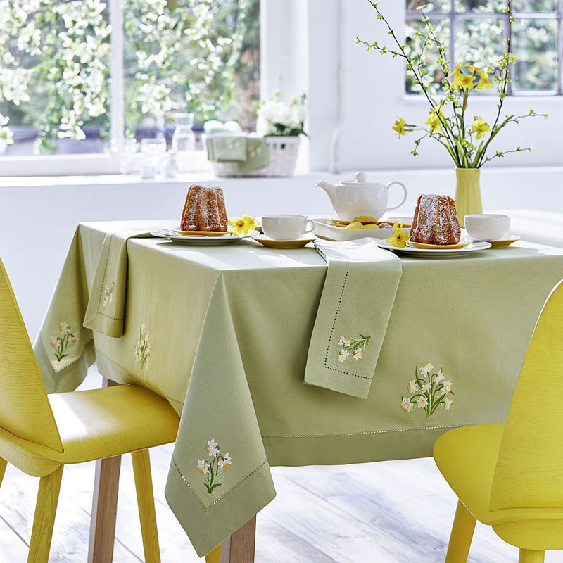 Tischdecke mit aufwendiger Narzissenstickerei bringt den Frühling ins Haus  - Julia Grote Shop