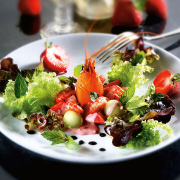 Produktbild fr 'Flusskrebs-Erdbeer-Cocktail auf Salat'