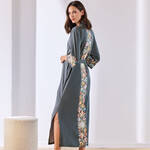 Produktbild fr 'Eleganter Kimono mit aufwendiger Bltenbordre'