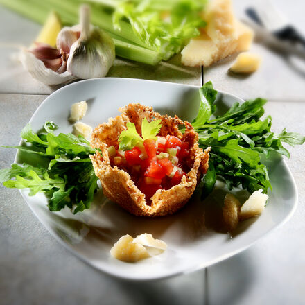 Produktbild fr 'Gefllte Parmesan-Krbchen auf Rucola'