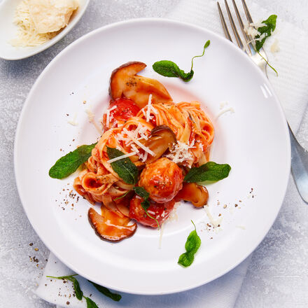 Produktbild fr 'Poularden-Klchen in Salsa di Fungi mit Tagliatelle'