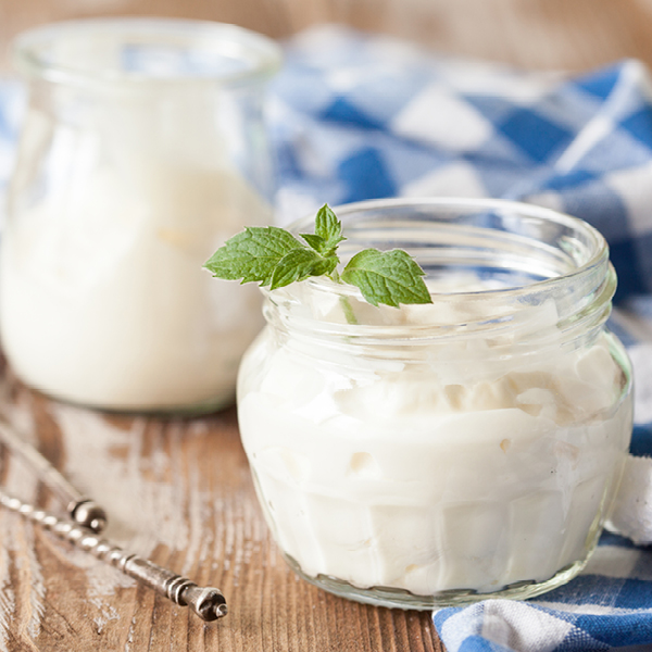 Zwei Gläser mit Milchersatzprodukten